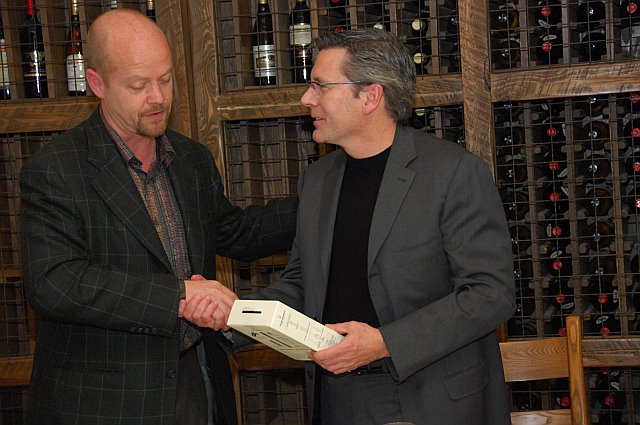 Rob Carter receives a Plantronics Discovery 655 headset